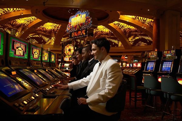 Online Betting Vs Casino Gambling: Which One Suits You Best?